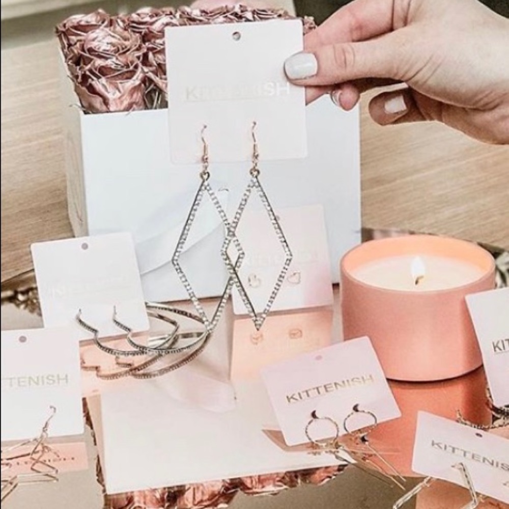ISO KITTENISH RHOMBUS EARRINGS